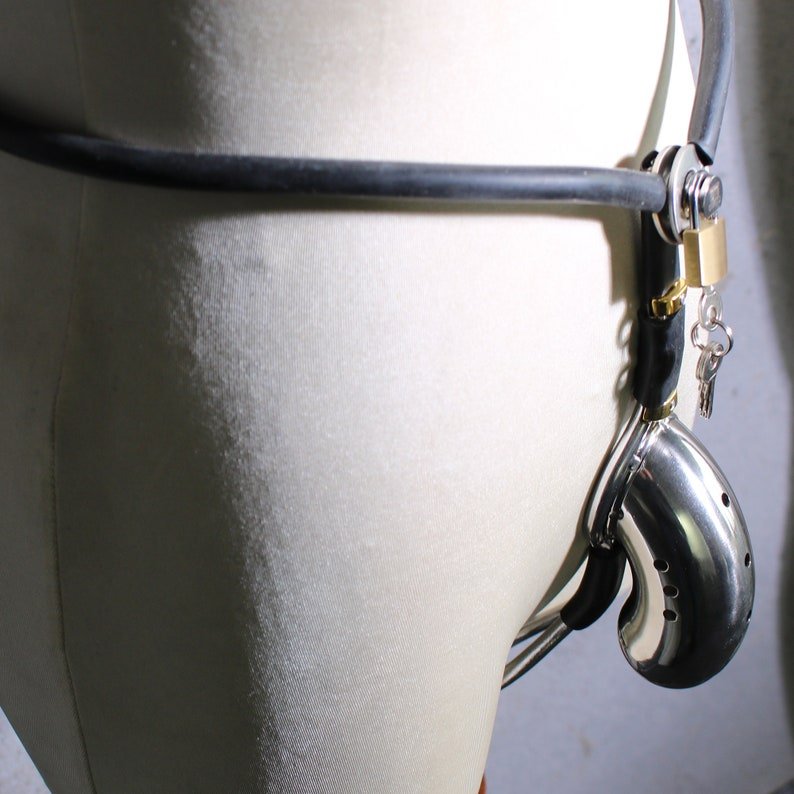 The Sissy Chastity Belt 03 - Oxy-shop