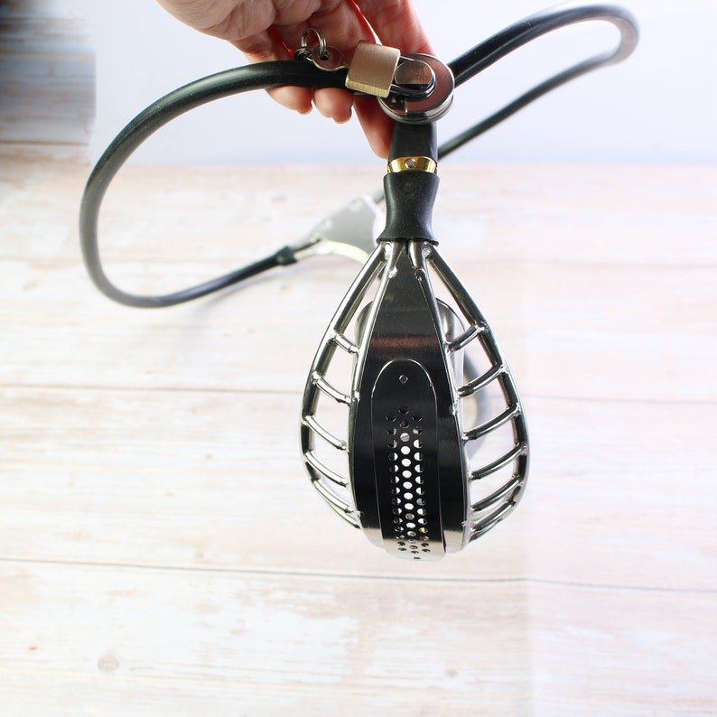 The Sissy Chastity Belt 05 - Oxy-shop